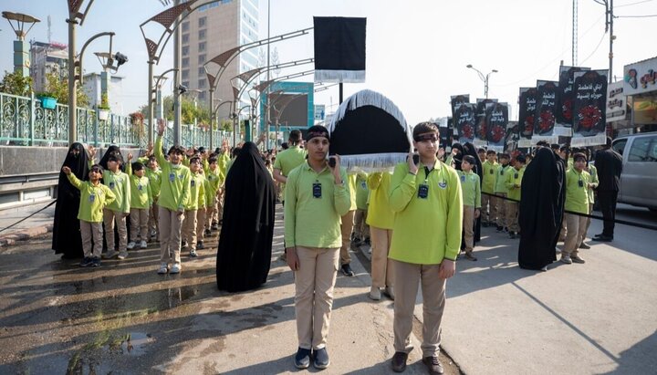 مسيرة حاشدة لمدارس الوارث في كربلاء لإحياء ذكرى استشهاد السيدة فاطمة الزهراء (عليها السلام)