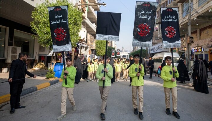 مسيرة حاشدة لمدارس الوارث في كربلاء لإحياء ذكرى استشهاد السيدة فاطمة الزهراء (عليها السلام)