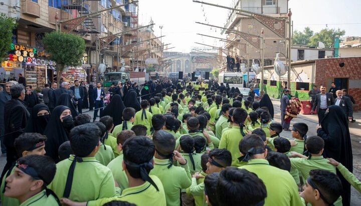مسيرة حاشدة لمدارس الوارث في كربلاء لإحياء ذكرى استشهاد السيدة فاطمة الزهراء (عليها السلام)