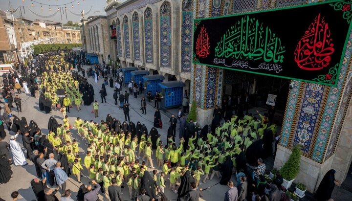 مسيرة حاشدة لمدارس الوارث في كربلاء لإحياء ذكرى استشهاد السيدة فاطمة الزهراء (عليها السلام)