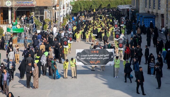 مسيرة حاشدة لمدارس الوارث في كربلاء لإحياء ذكرى استشهاد السيدة فاطمة الزهراء (عليها السلام)