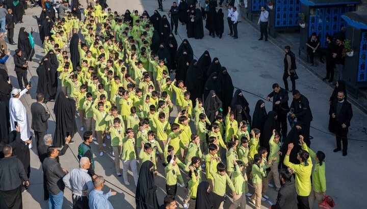 مسيرة حاشدة لمدارس الوارث في كربلاء لإحياء ذكرى استشهاد السيدة فاطمة الزهراء (عليها السلام)