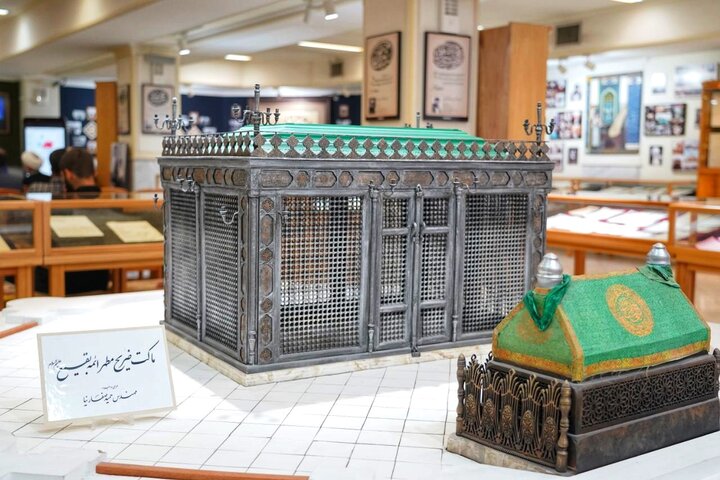 تصاویر/ آیین رونمایی از اثر شاخص های انقلابی گری در اندیشه امام خامنه‌ای و سیره شهدای شاخص انقلاب اسلامی