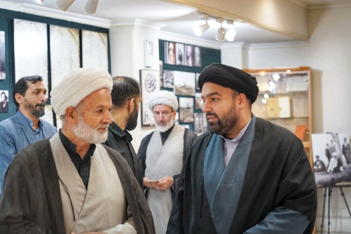 تصاویر/ آیین رونمایی از اثر شاخص های انقلابی گری در اندیشه امام خامنه‌ای و سیره شهدای شاخص انقلاب اسلامی