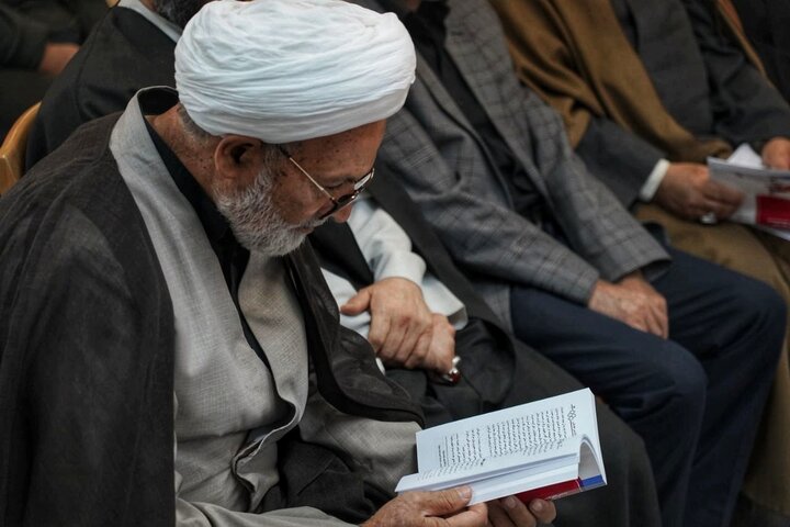 تصاویر/ آیین رونمایی از اثر شاخص های انقلابی گری در اندیشه امام خامنه‌ای و سیره شهدای شاخص انقلاب اسلامی