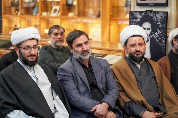 تصاویر/ آیین رونمایی از اثر شاخص های انقلابی گری در اندیشه امام خامنه‌ای و سیره شهدای شاخص انقلاب اسلامی