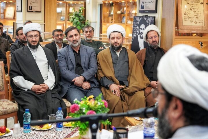 تصاویر/ آیین رونمایی از اثر شاخص های انقلابی گری در اندیشه امام خامنه‌ای و سیره شهدای شاخص انقلاب اسلامی