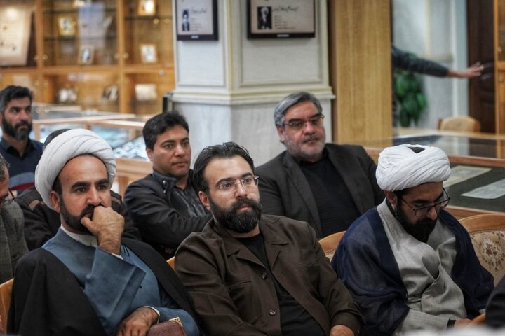 تصاویر/ آیین رونمایی از اثر شاخص های انقلابی گری در اندیشه امام خامنه‌ای و سیره شهدای شاخص انقلاب اسلامی