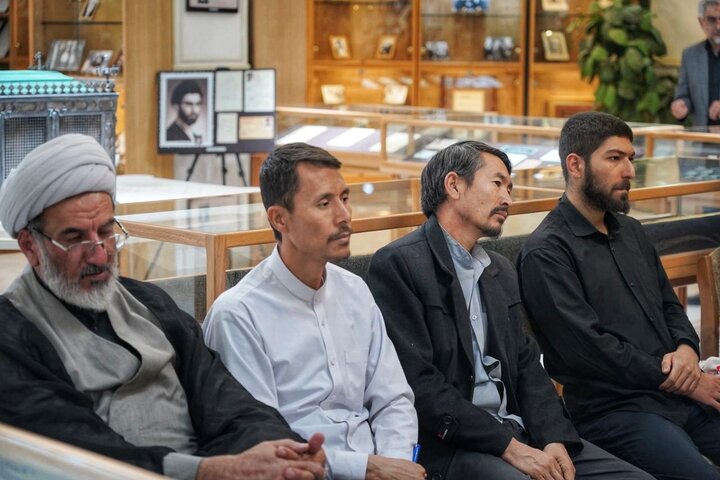 تصاویر/ آیین رونمایی از اثر شاخص های انقلابی گری در اندیشه امام خامنه‌ای و سیره شهدای شاخص انقلاب اسلامی