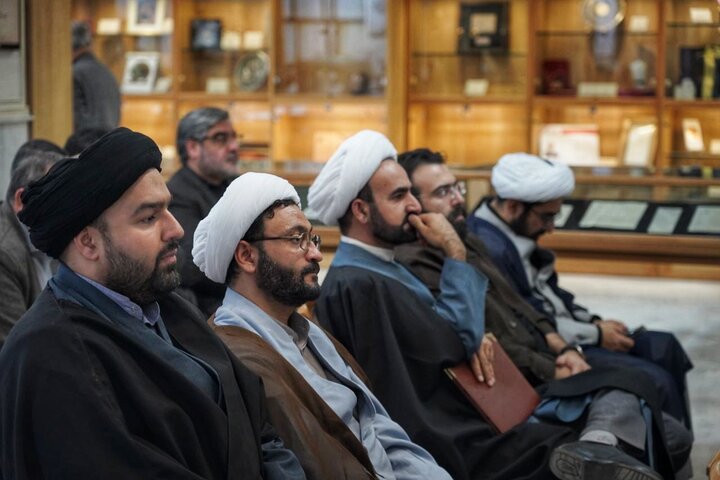 تصاویر/ آیین رونمایی از اثر شاخص های انقلابی گری در اندیشه امام خامنه‌ای و سیره شهدای شاخص انقلاب اسلامی