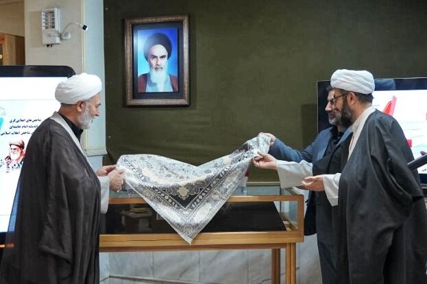 تصاویر/ آیین رونمایی از اثر شاخص های انقلابی گری در اندیشه امام خامنه‌ای و سیره شهدای شاخص انقلاب اسلامی