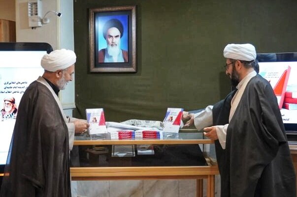 تصاویر/ آیین رونمایی از اثر شاخص های انقلابی گری در اندیشه امام خامنه‌ای و سیره شهدای شاخص انقلاب اسلامی