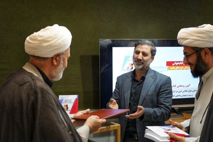 تصاویر/ آیین رونمایی از اثر شاخص های انقلابی گری در اندیشه امام خامنه‌ای و سیره شهدای شاخص انقلاب اسلامی