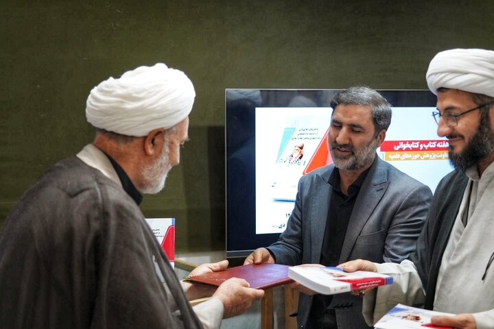 تصاویر/ آیین رونمایی از اثر شاخص های انقلابی گری در اندیشه امام خامنه‌ای و سیره شهدای شاخص انقلاب اسلامی