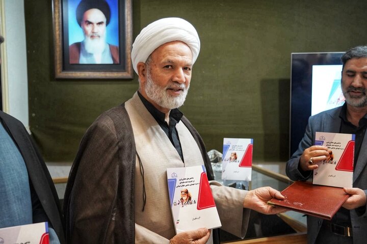 تصاویر/ آیین رونمایی از اثر شاخص های انقلابی گری در اندیشه امام خامنه‌ای و سیره شهدای شاخص انقلاب اسلامی