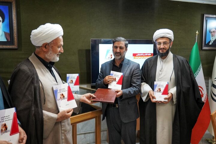 تصاویر/ آیین رونمایی از اثر شاخص های انقلابی گری در اندیشه امام خامنه‌ای و سیره شهدای شاخص انقلاب اسلامی