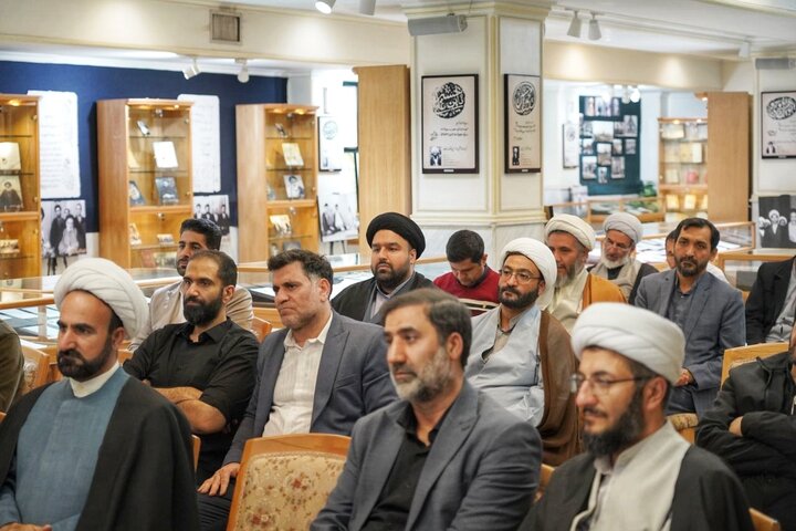 تصاویر/ آیین رونمایی از اثر شاخص های انقلابی گری در اندیشه امام خامنه‌ای و سیره شهدای شاخص انقلاب اسلامی