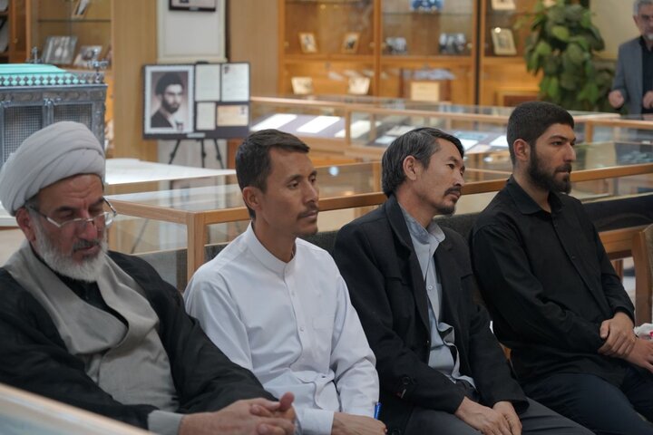 تصاویر/ آیین رونمایی از اثر شاخص های انقلابی گری در اندیشه امام خامنه‌ای و سیره شهدای شاخص انقلاب اسلامی