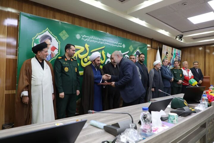تصاویر/ تجلیل امام جمعه شهرستان خوی از ایثارگران و بسیجیان نمونه ادارات