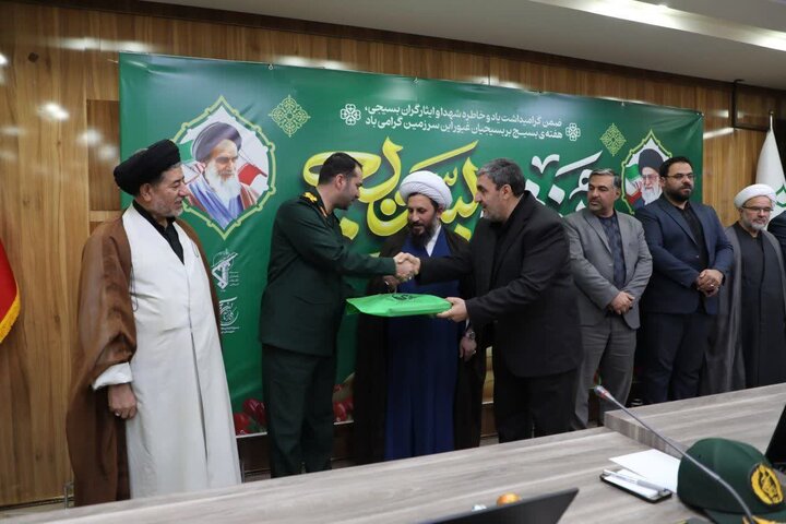 تصاویر/ تجلیل امام جمعه شهرستان خوی از ایثارگران و بسیجیان نمونه ادارات