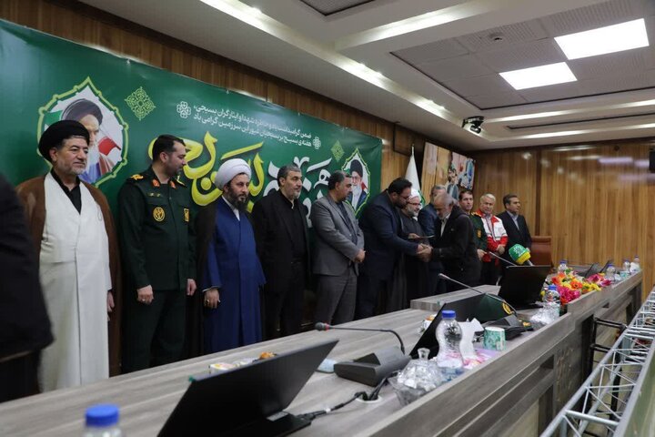 تصاویر/ تجلیل امام جمعه شهرستان خوی از ایثارگران و بسیجیان نمونه ادارات