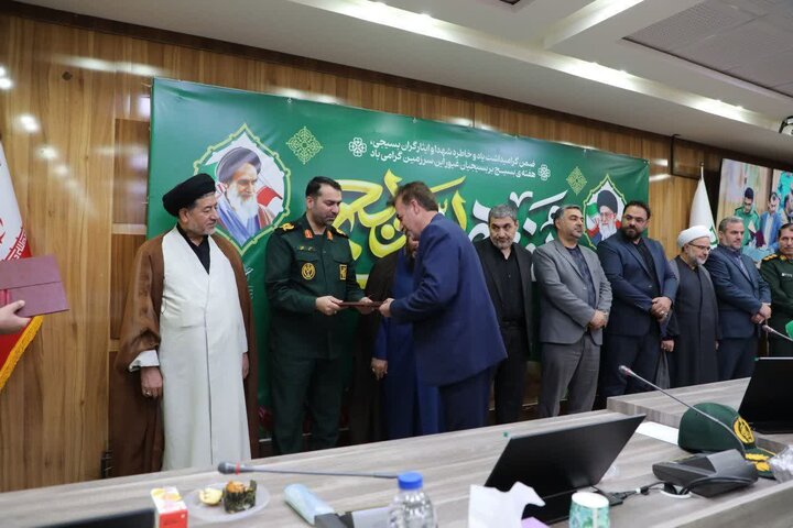 تصاویر/ تجلیل امام جمعه شهرستان خوی از ایثارگران و بسیجیان نمونه ادارات