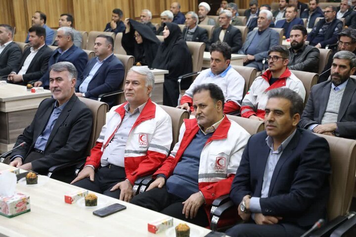 تصاویر/ تجلیل امام جمعه شهرستان خوی از ایثارگران و بسیجیان نمونه ادارات