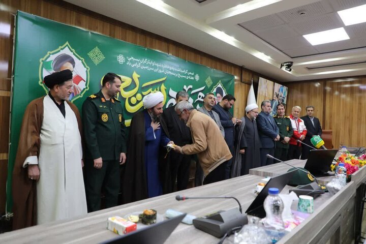 تصاویر/ تجلیل امام جمعه شهرستان خوی از ایثارگران و بسیجیان نمونه ادارات