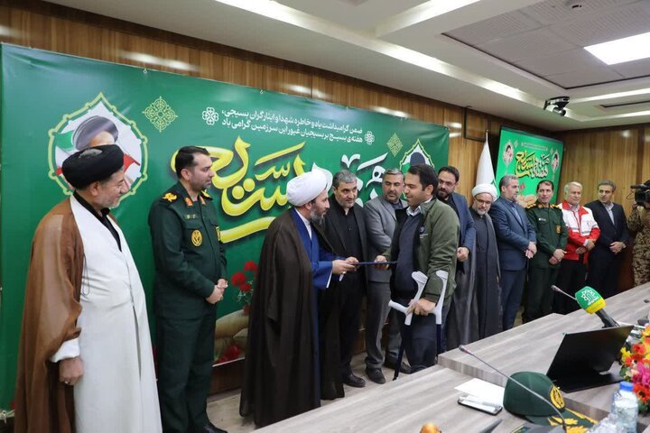 تصاویر/ تجلیل امام جمعه شهرستان خوی از ایثارگران و بسیجیان نمونه ادارات