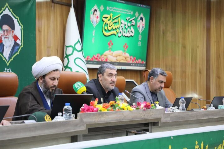 تصاویر/ تجلیل امام جمعه شهرستان خوی از ایثارگران و بسیجیان نمونه ادارات