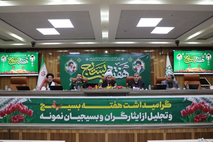 تصاویر/ تجلیل امام جمعه شهرستان خوی از ایثارگران و بسیجیان نمونه ادارات