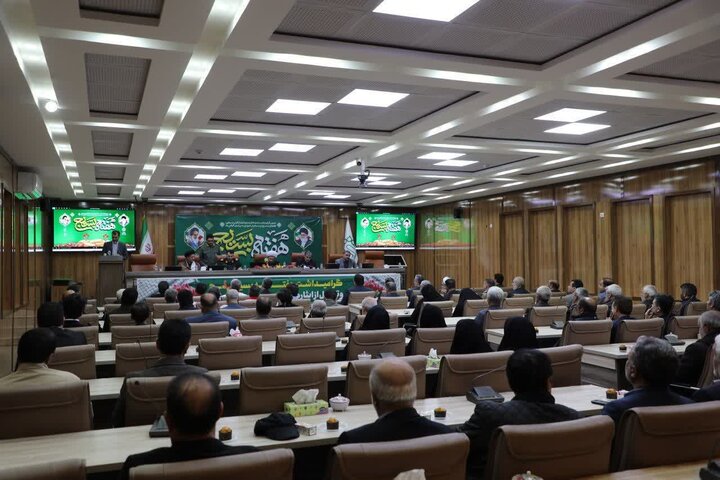 تصاویر/ تجلیل امام جمعه شهرستان خوی از ایثارگران و بسیجیان نمونه ادارات