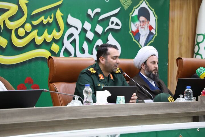 تصاویر/ تجلیل امام جمعه شهرستان خوی از ایثارگران و بسیجیان نمونه ادارات