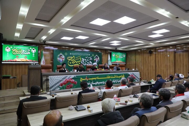 تصاویر/ تجلیل امام جمعه شهرستان خوی از ایثارگران و بسیجیان نمونه ادارات