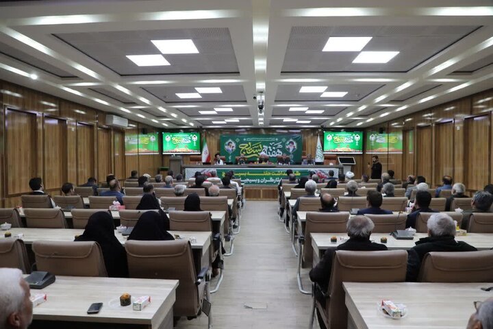 تصاویر/ تجلیل امام جمعه شهرستان خوی از ایثارگران و بسیجیان نمونه ادارات