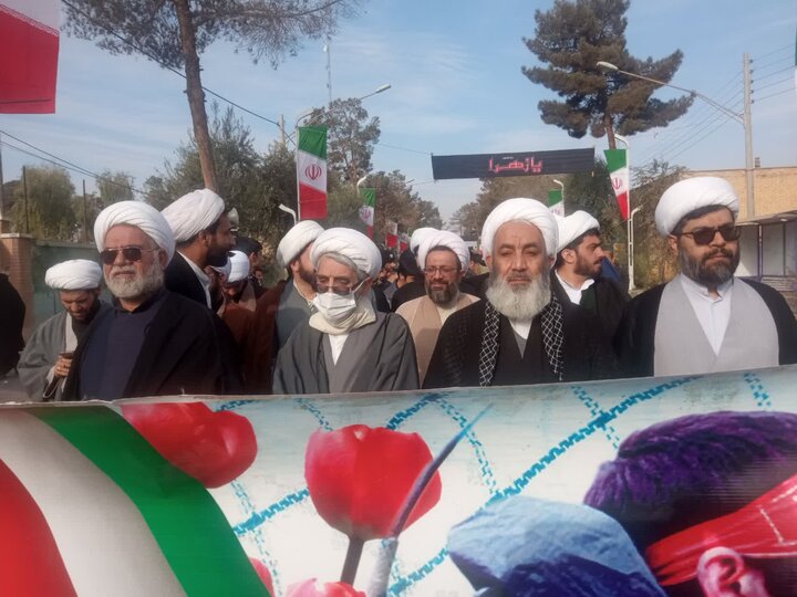 حضور طلاب مدرسه علمیه المهدی (ع) در همایش بسیجیان آران و بیدگل