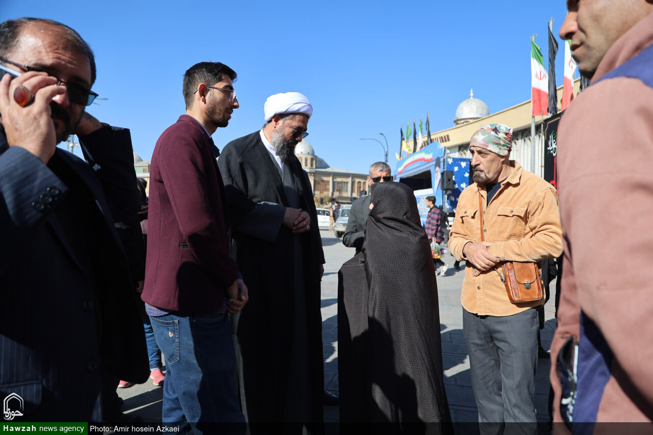 گفت‌وگوی بی‌واسطه مردم با امام جمعه همدان در میدان امام خمینی(ره)+عکس