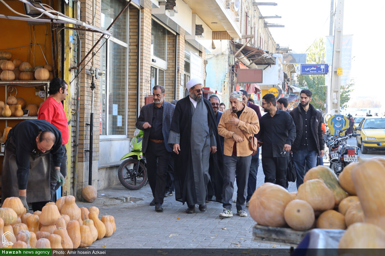 گفت‌وگوی بی‌واسطه مردم با امام جمعه همدان در میدان امام خمینی(ره)+عکس