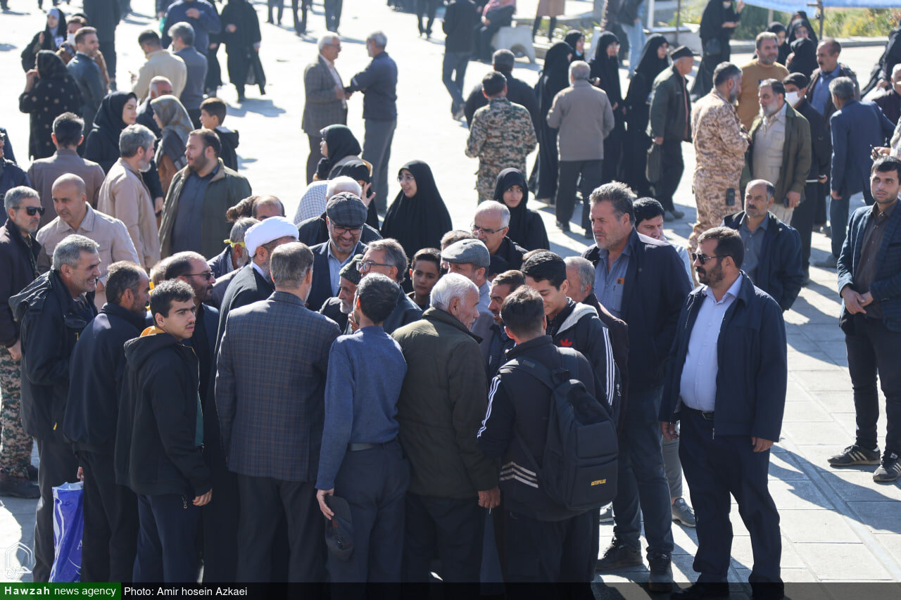 گفت‌وگوی بی‌واسطه مردم با امام جمعه همدان در میدان امام خمینی(ره)+عکس