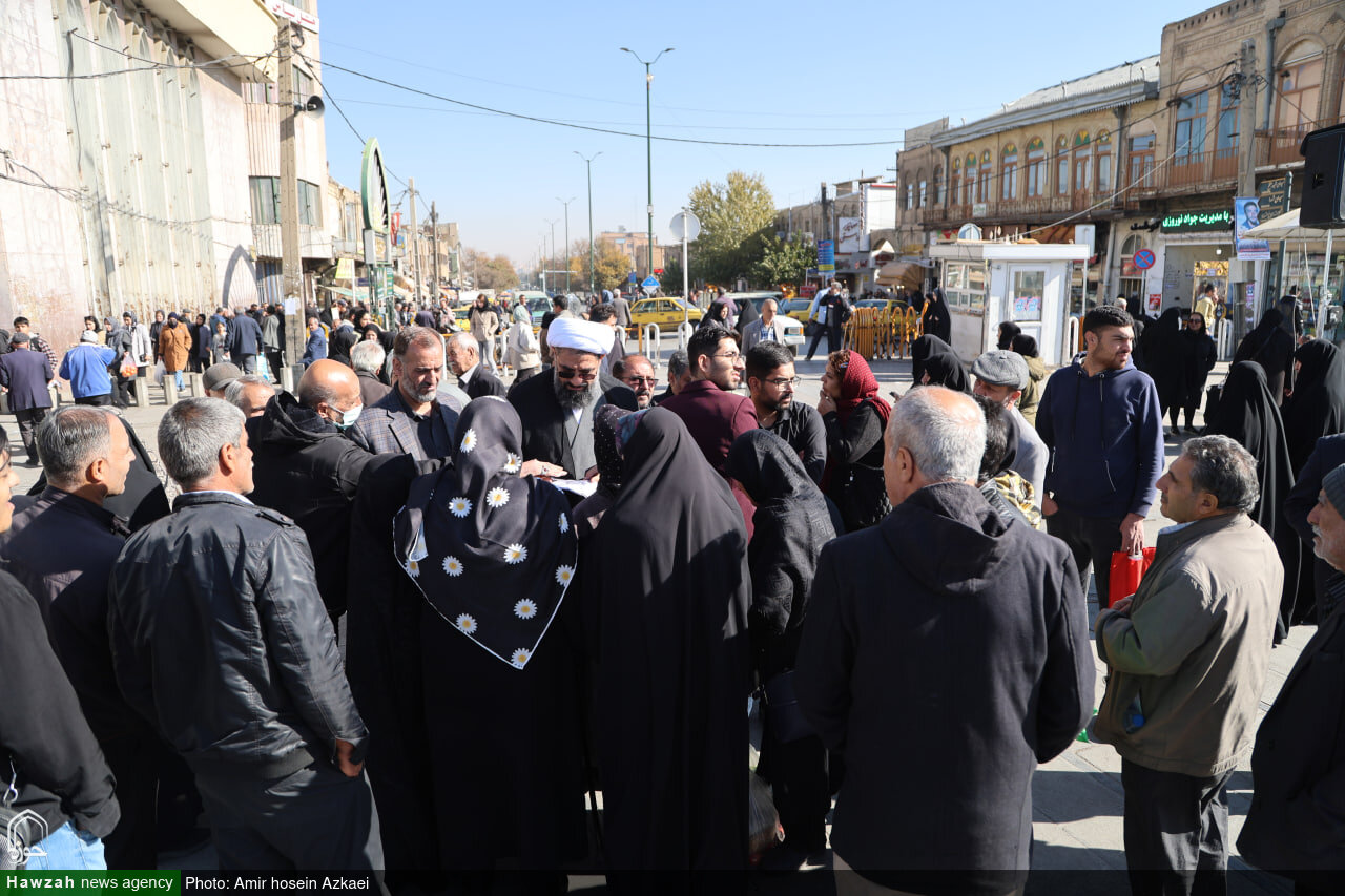 گفت‌وگوی بی‌واسطه مردم با امام جمعه همدان در میدان امام خمینی(ره)+عکس