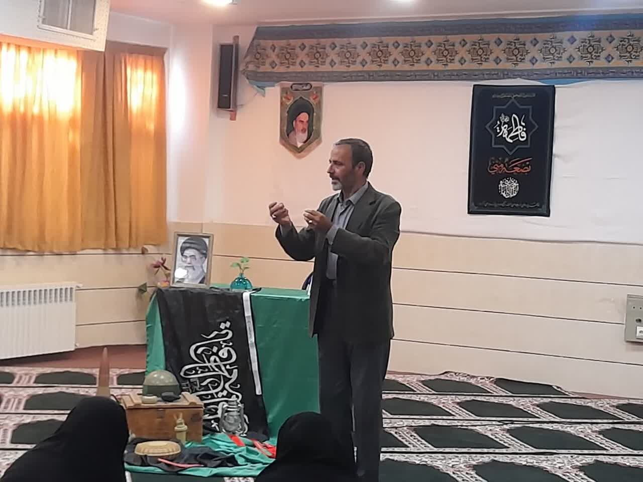 نشست روایت‌گری دفاع مقدس در مدرسه علمیه فاطمه‌الزهرا(س) ساوه برگزار شد