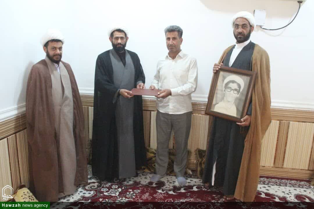 دیدار طلاب مدرسه علمیه جزائریه با خانواده شهدای روحانی شهرستان شوشتر+عکس