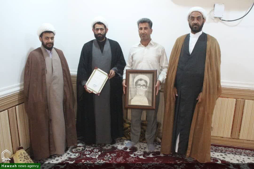 دیدار طلاب مدرسه علمیه جزائریه با خانواده شهدای روحانی شهرستان شوشتر +تصاویر