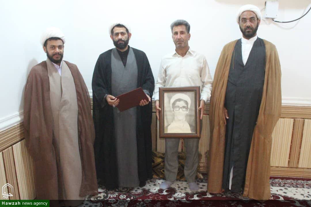 دیدار طلاب مدرسه علمیه جزائریه با خانواده شهدای روحانی شهرستان شوشتر +تصاویر