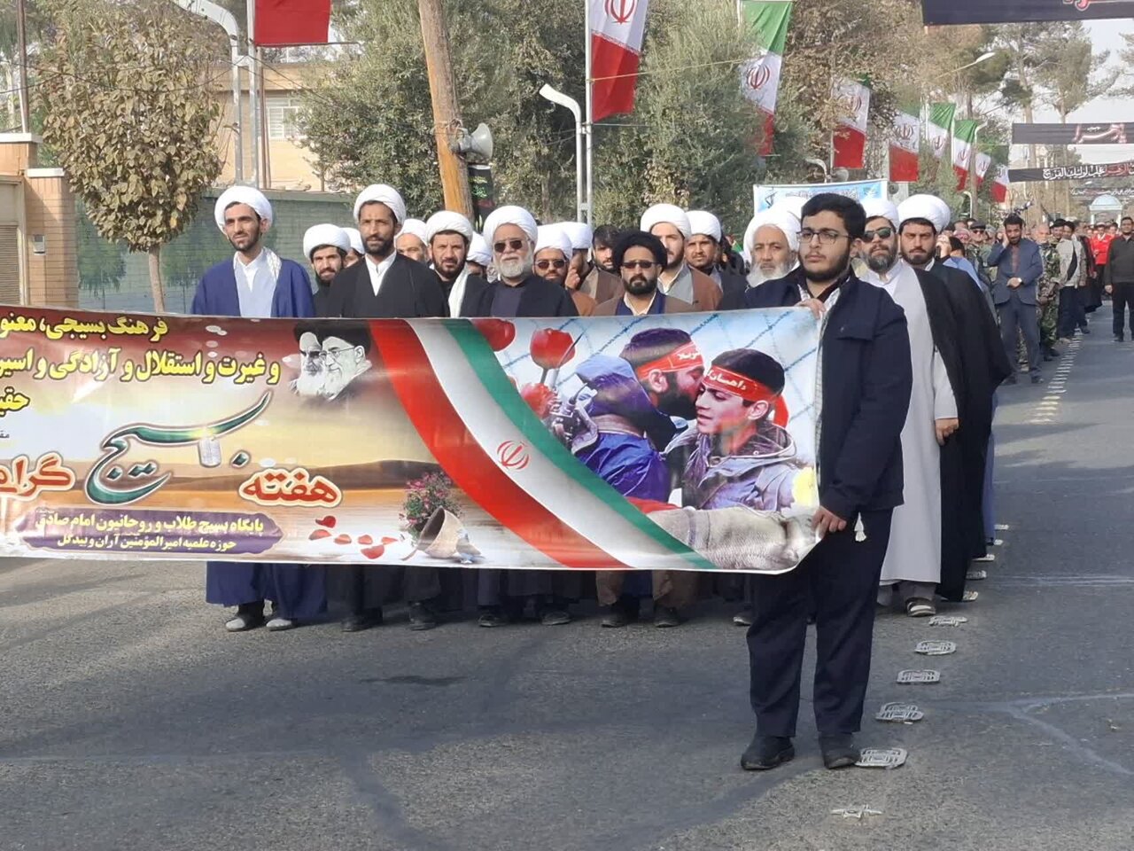 رژه طلاب و روحانیون بسیجی آران و بیدگل برگزار شد+عکس