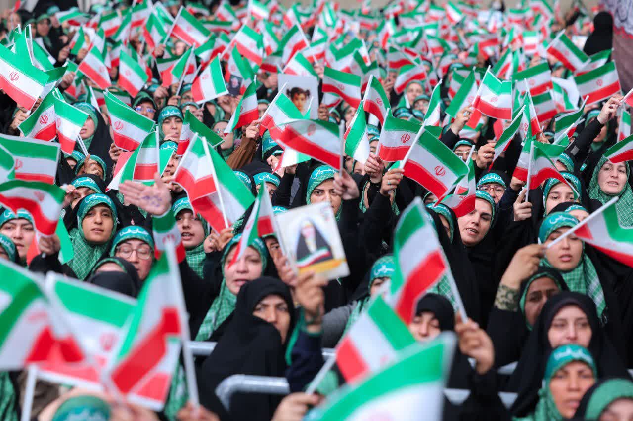 إحياء "يوم التعبئة" في طهران بمشاركة القائد العام للحرس وآلاف التعبويين + صور