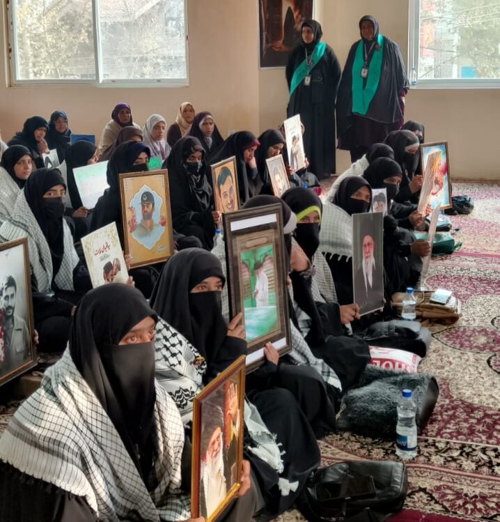 फोटो/ जम्मू - कश्मीर; अंजुमन आओ चलें कर्बला के तहत छह दिन की फातिमा शनासी वर्कशॉप खत्म हुई/छात्राओं को सर्टिफिकेट और इनाम बांटे गए