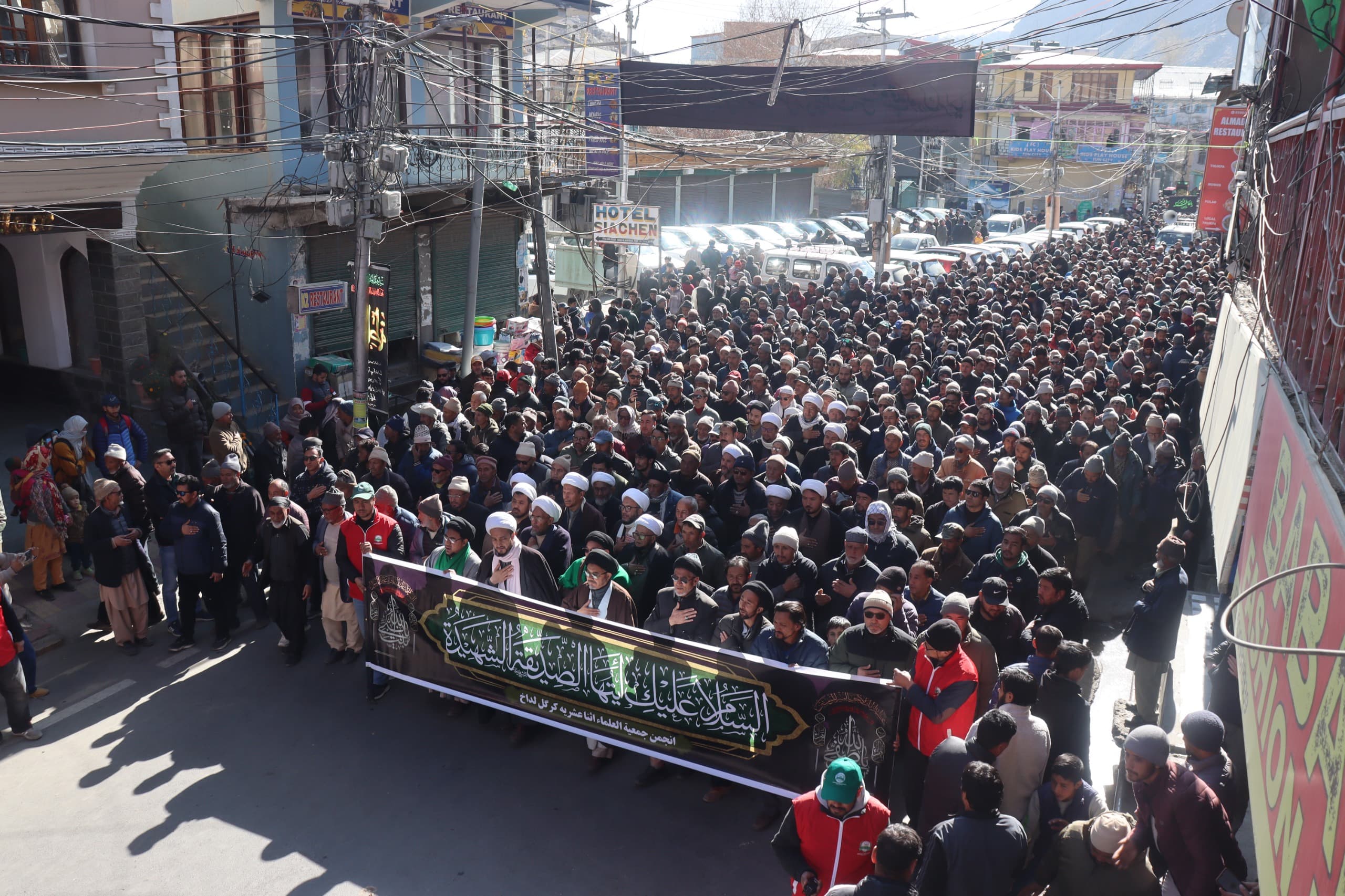 تصاویر/ کارگل میں ایام فاطمیہ کی مناسبت سے مجالسِ عزاء اور جلوسِ عزاء برآمد