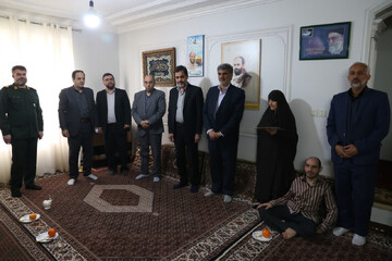 خدمت به خانواده شهدا وظیفه‌ای شرعی و انقلابی است+عکس