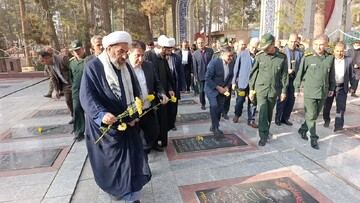 تصاویر/ غبارروبی و عطرافشانی گلزار شهدای کوهدشت